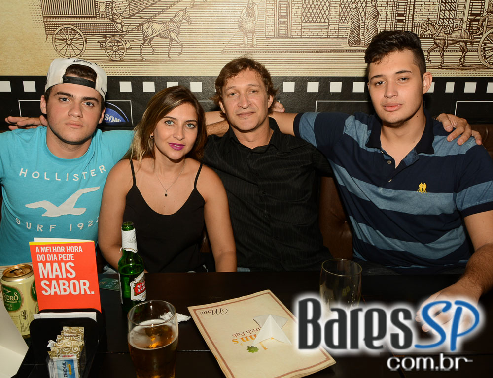 Os agitos da banda Onze 10 no palco do St. John's Irish Pub Os agitos da banda Onze 10 no palco do St. John's Irish Pub