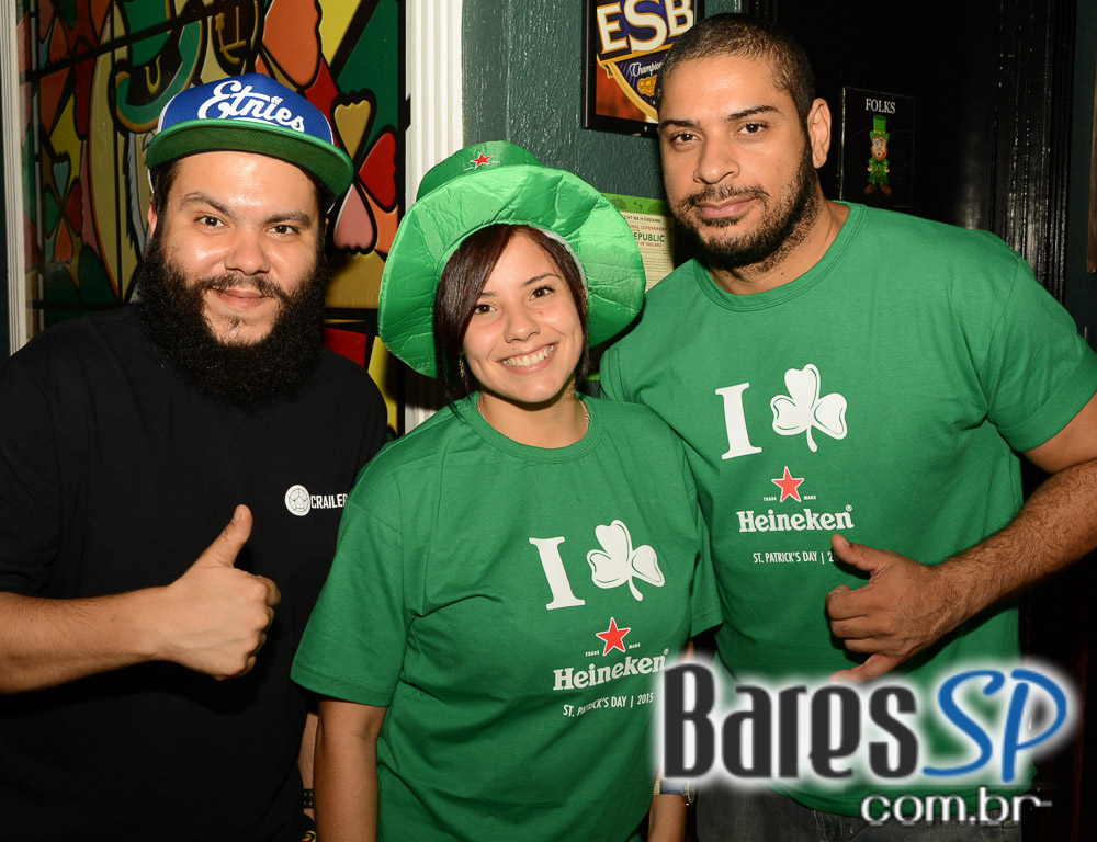 Os agitos da banda Onze 10 no palco do St. John's Irish Pub Os agitos da banda Onze 10 no palco do St. John's Irish Pub