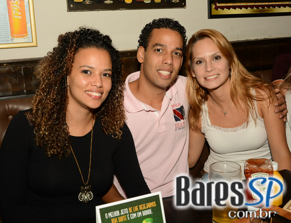 Os agitos da banda Onze 10 no palco do St. John's Irish Pub Os agitos da banda Onze 10 no palco do St. John's Irish Pub