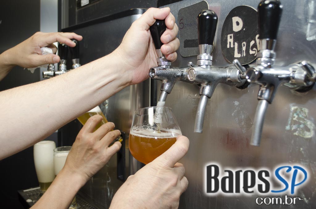 De Bruer ofereceu diversas opções de cervejas e petiscos no happy hour De Bruer ofereceu diversas opções de cervejas e petiscos no happy hour