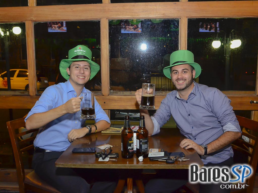 Happy Hour com Double Chope Sol e muitos petiscos no Old Town Pub Happy Hour com Double Chope Sol e muitos petiscos no Old Town Pub