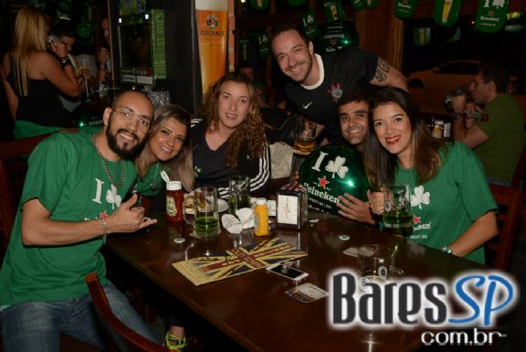 Festa do St. Patrick's Day com brindes de cartola e camisetas da Heineken no Old Town