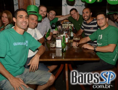 Festa do St. Patrick's Day com brindes de cartola e camisetas da Heineken no Old Town