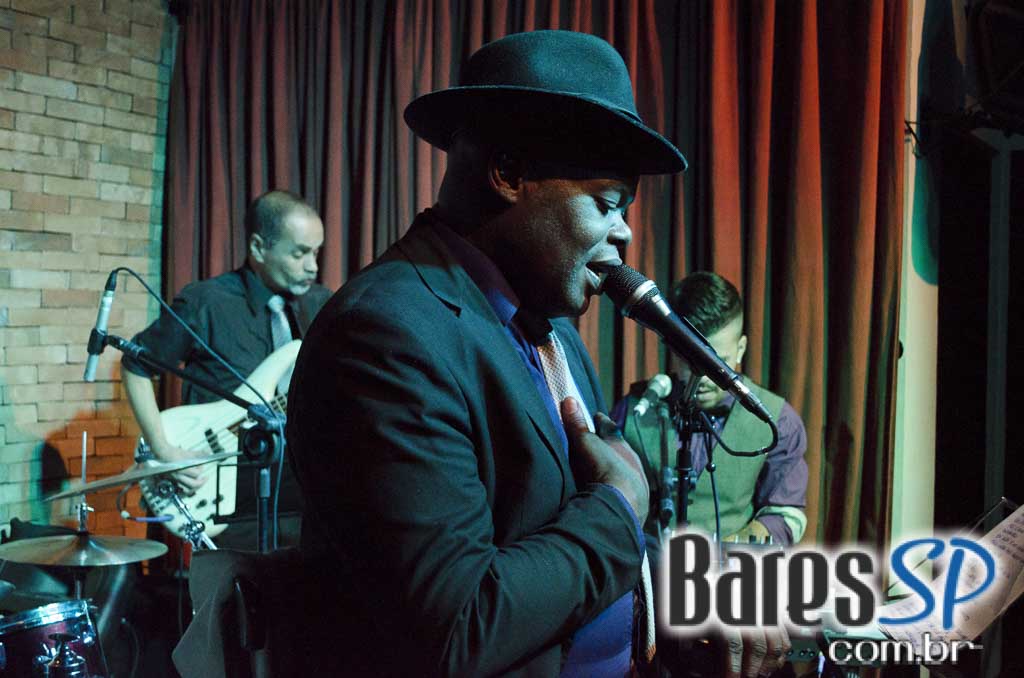 Dom Paulinho Lima se apresentou sábado no palco do Ao Vivo Music Dom Paulinho Lima se apresentou sábado no palco do Ao Vivo Music