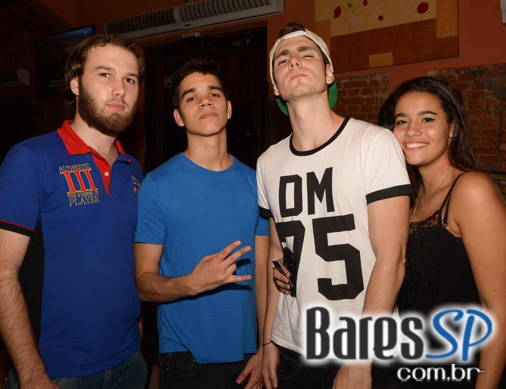 Club Sessions com DJ convidados nas pick-ups animando a noite do Sr. Balthazar Club Sessions com DJ convidados nas pick-ups animando a noite do Sr. Balthazar