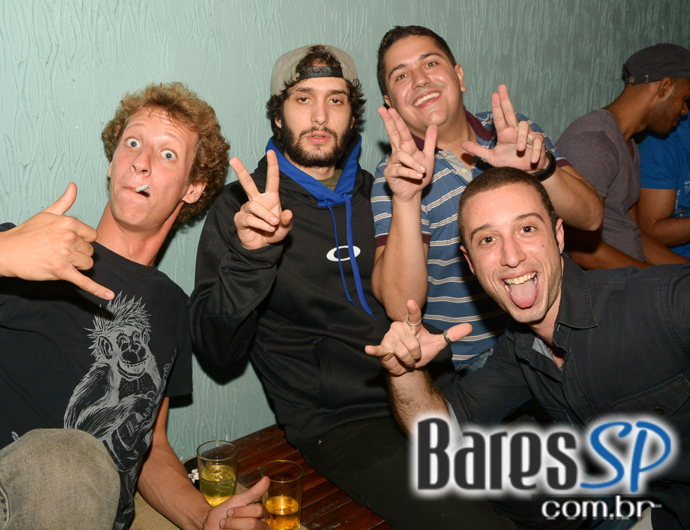 Club Sessions com DJ convidados nas pick-ups animando a noite do Sr. Balthazar Club Sessions com DJ convidados nas pick-ups animando a noite do Sr. Balthazar