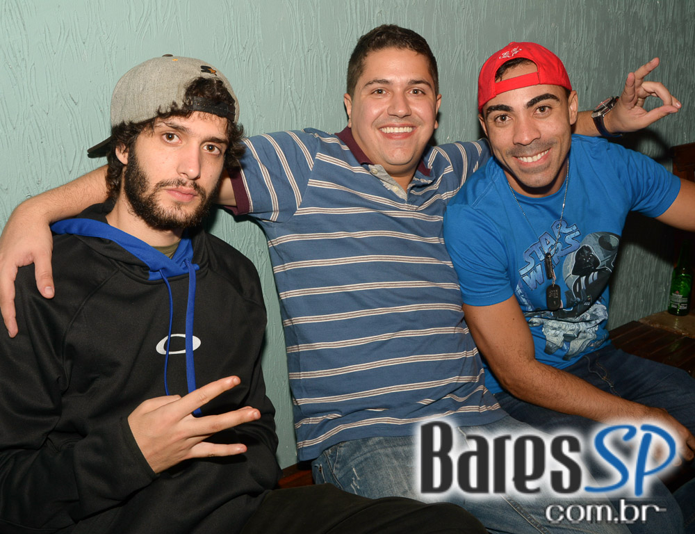 Club Sessions com DJ convidados nas pick-ups animando a noite do Sr. Balthazar Club Sessions com DJ convidados nas pick-ups animando a noite do Sr. Balthazar