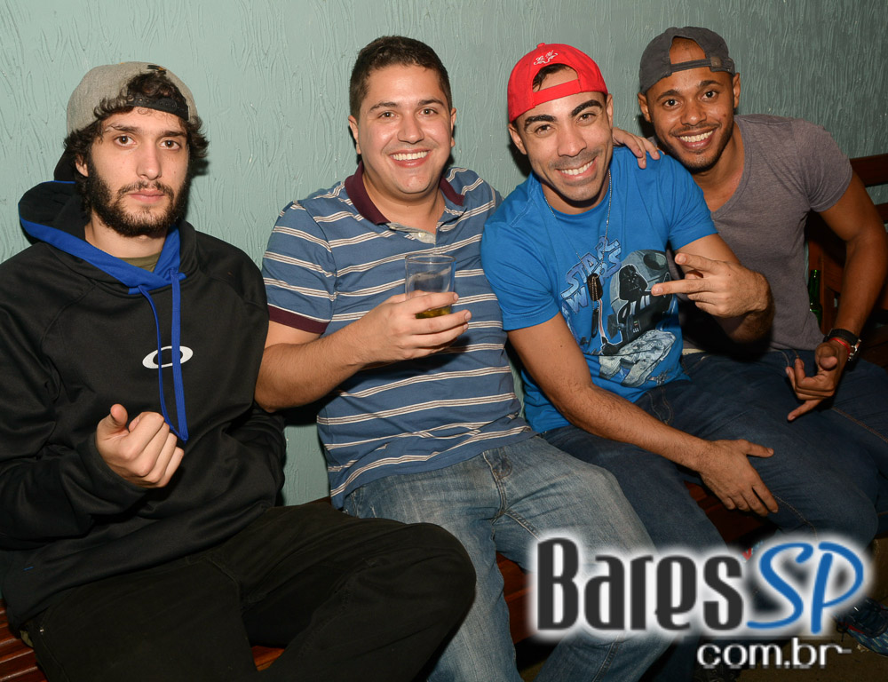 Club Sessions com DJ convidados nas pick-ups animando a noite do Sr. Balthazar Club Sessions com DJ convidados nas pick-ups animando a noite do Sr. Balthazar