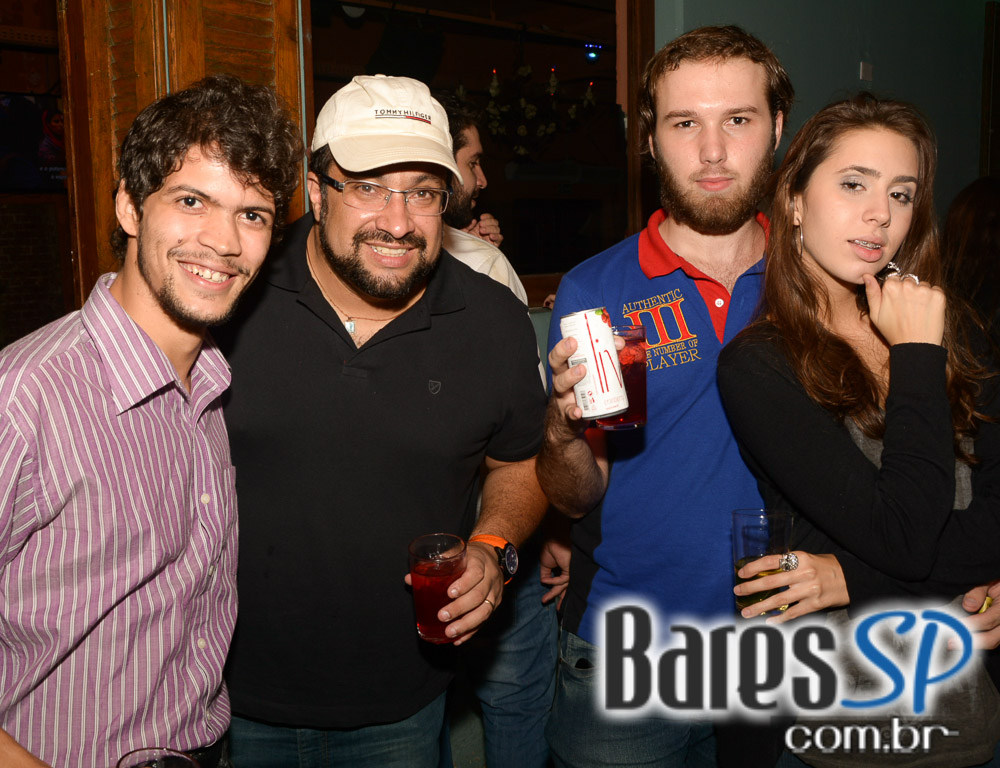 Club Sessions com DJ convidados nas pick-ups animando a noite do Sr. Balthazar Club Sessions com DJ convidados nas pick-ups animando a noite do Sr. Balthazar