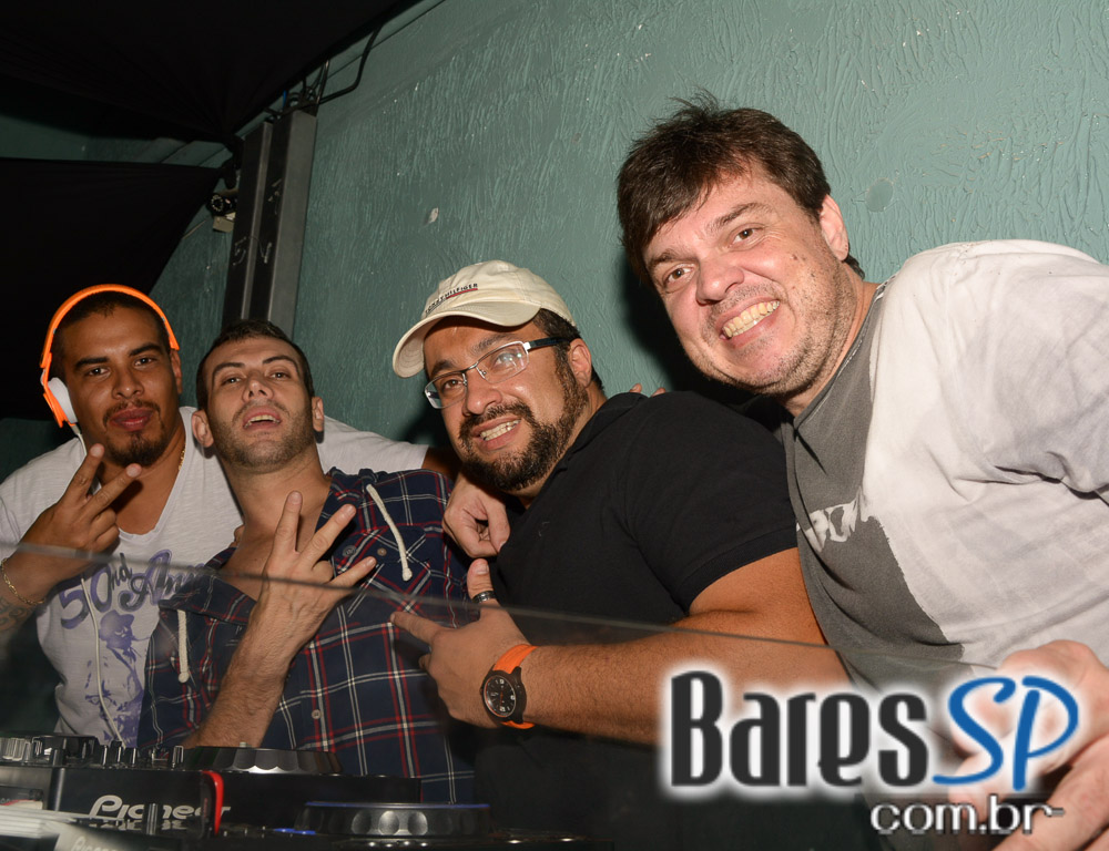 Club Sessions com DJ convidados nas pick-ups animando a noite do Sr. Balthazar Club Sessions com DJ convidados nas pick-ups animando a noite do Sr. Balthazar