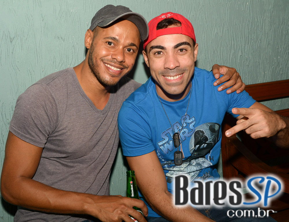 Club Sessions com DJ convidados nas pick-ups animando a noite do Sr. Balthazar Club Sessions com DJ convidados nas pick-ups animando a noite do Sr. Balthazar