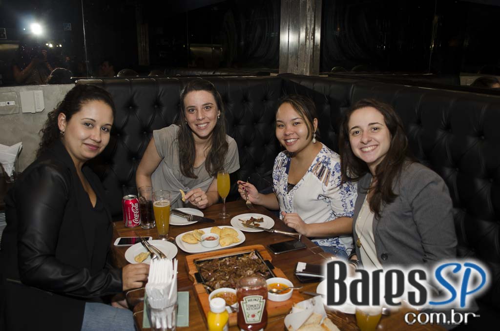 Happy Hour ofereceu pestiscos e chopes nesta sexta no Bar Karavelle Happy Hour ofereceu pestiscos e chopes nesta sexta no Bar Karavelle