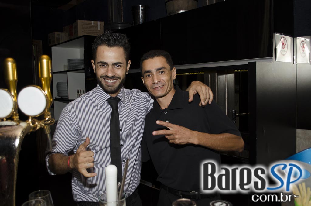 Happy Hour ofereceu pestiscos e chopes nesta sexta no Bar Karavelle Happy Hour ofereceu pestiscos e chopes nesta sexta no Bar Karavelle