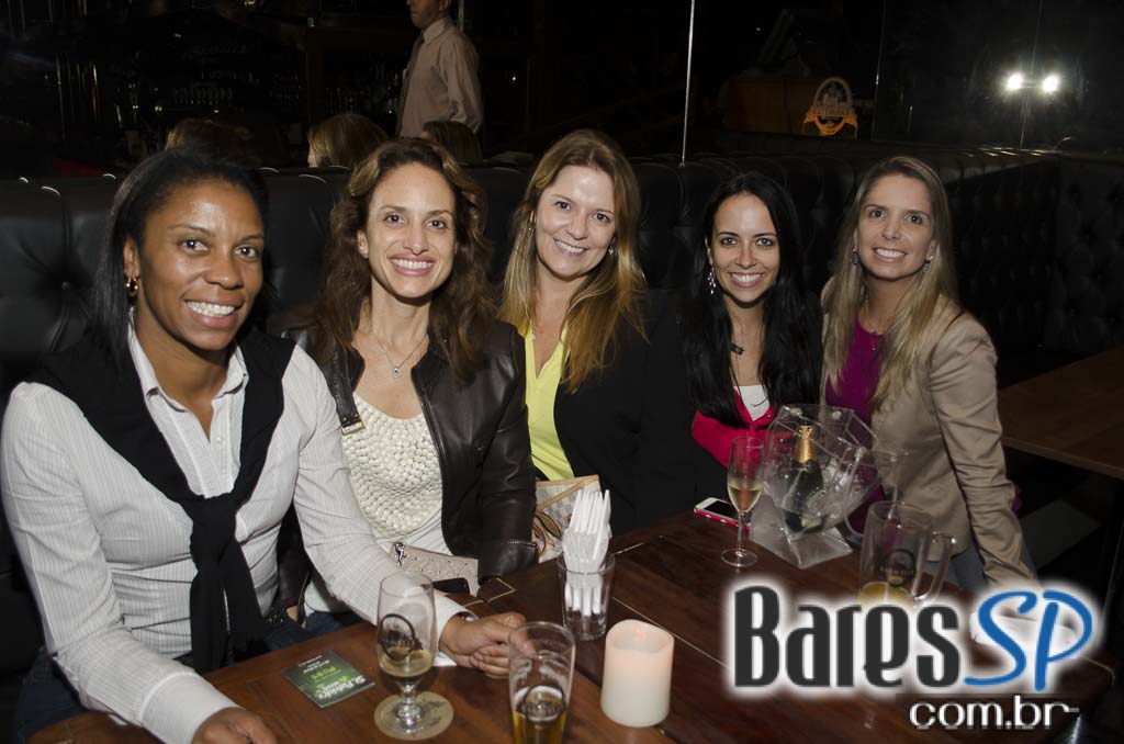 Happy Hour ofereceu pestiscos e chopes nesta sexta no Bar Karavelle Happy Hour ofereceu pestiscos e chopes nesta sexta no Bar Karavelle