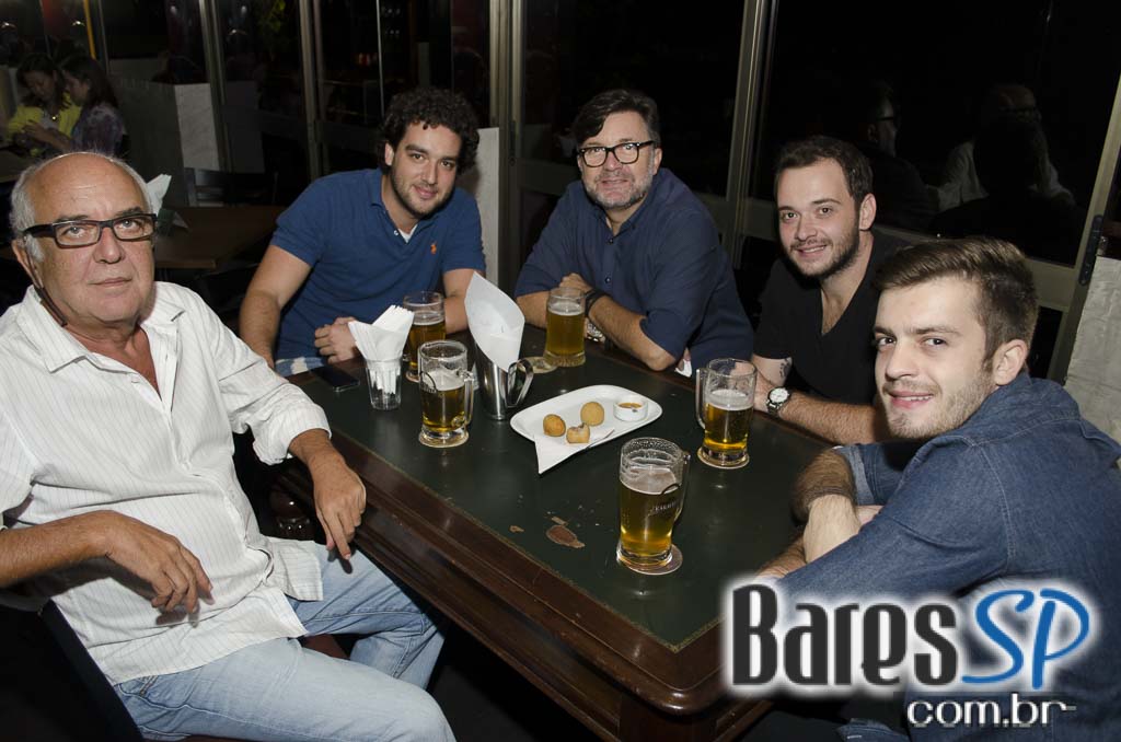 Happy Hour ofereceu pestiscos e chopes nesta sexta no Bar Karavelle Happy Hour ofereceu pestiscos e chopes nesta sexta no Bar Karavelle