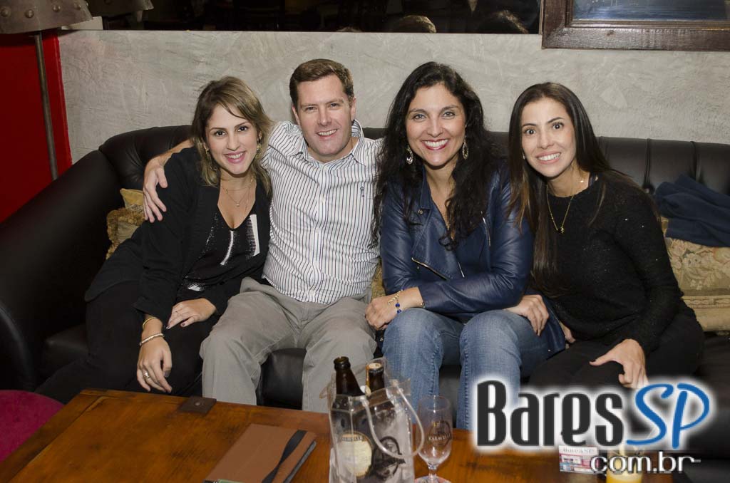 Happy Hour ofereceu pestiscos e chopes nesta sexta no Bar Karavelle Happy Hour ofereceu pestiscos e chopes nesta sexta no Bar Karavelle