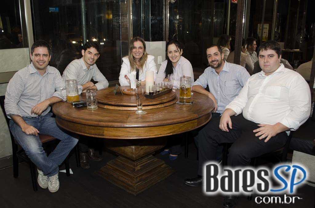 Happy Hour ofereceu pestiscos e chopes nesta sexta no Bar Karavelle Happy Hour ofereceu pestiscos e chopes nesta sexta no Bar Karavelle