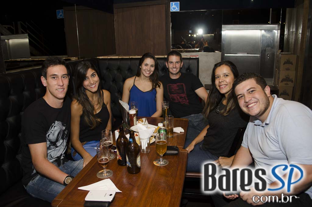 Happy Hour ofereceu pestiscos e chopes nesta sexta no Bar Karavelle Happy Hour ofereceu pestiscos e chopes nesta sexta no Bar Karavelle