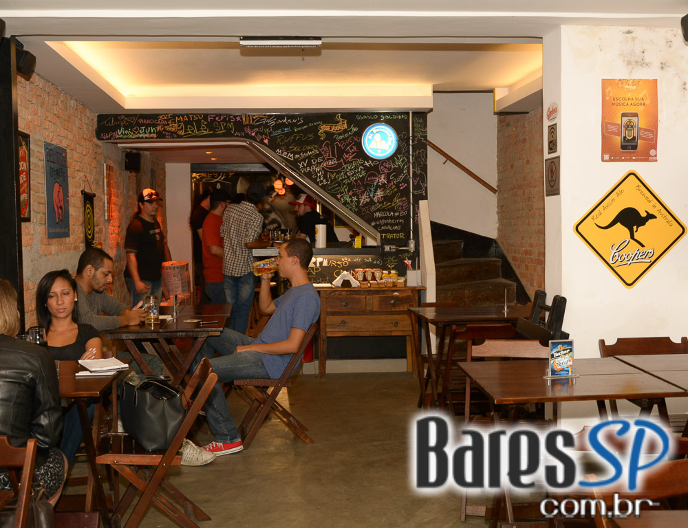 Voz e violão foram destaque na sexta-feira no Presley Pub Voz e violão foram destaque na sexta-feira no Presley Pub