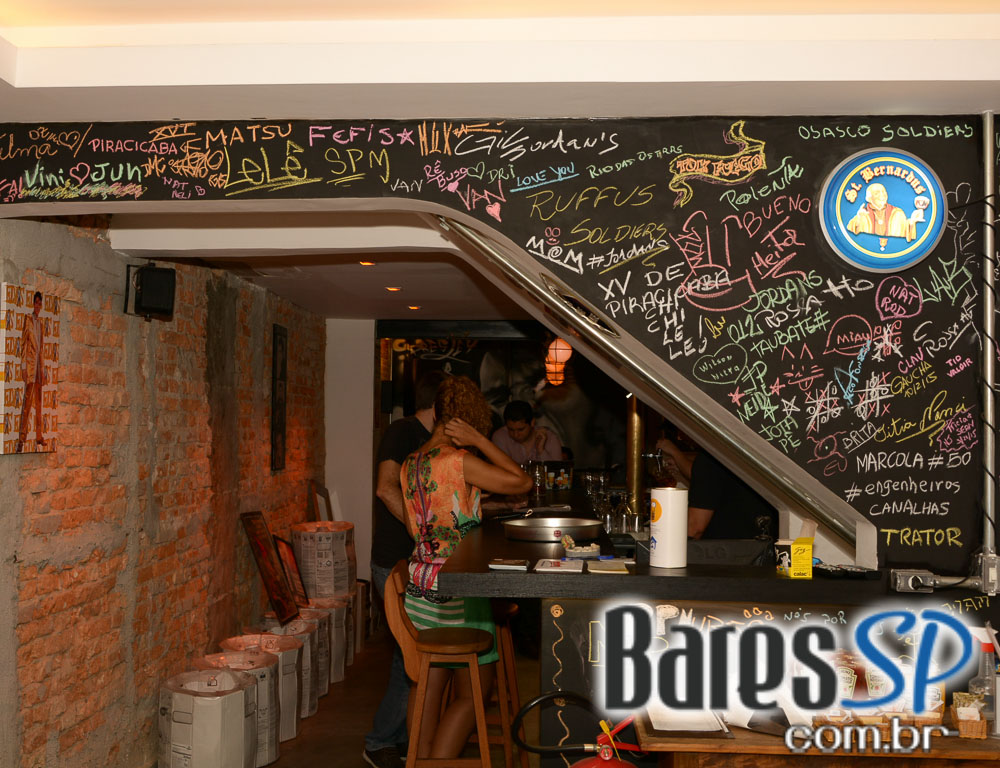 Voz e violão foram destaque na sexta-feira no Presley Pub Voz e violão foram destaque na sexta-feira no Presley Pub