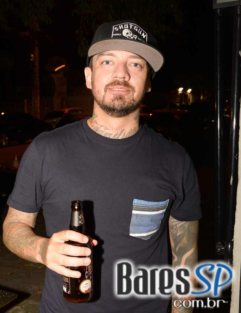 Voz e violão foram destaque na sexta-feira no Presley Pub Voz e violão foram destaque na sexta-feira no Presley Pub