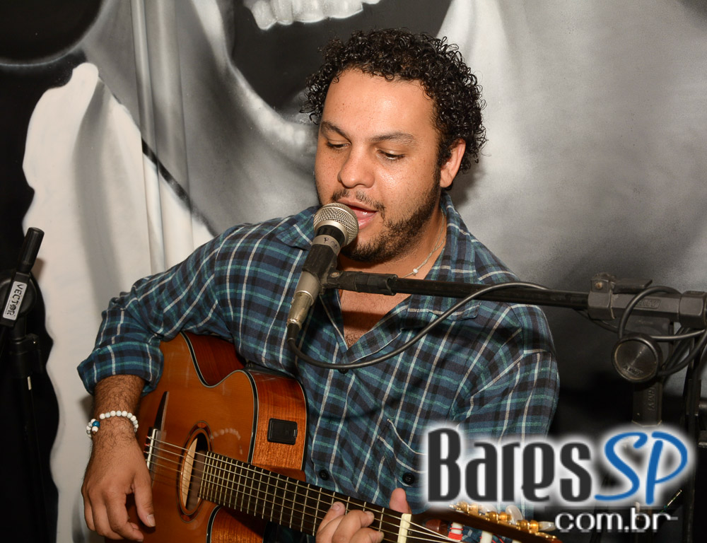 Voz e violão foram destaque na sexta-feira no Presley Pub Voz e violão foram destaque na sexta-feira no Presley Pub