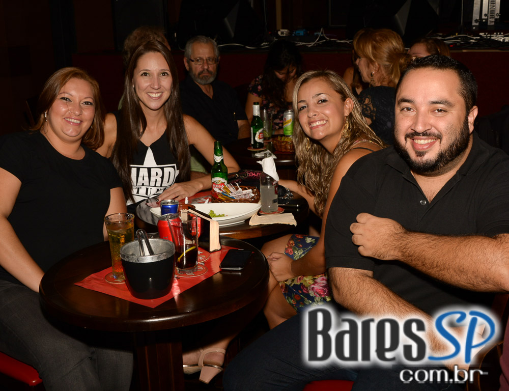 Banda HardStuff comandou a noite de sexta com muito rock no palco do Gillan's Inn Banda HardStuff comandou a noite de sexta com muito rock no palco do Gillan's Inn