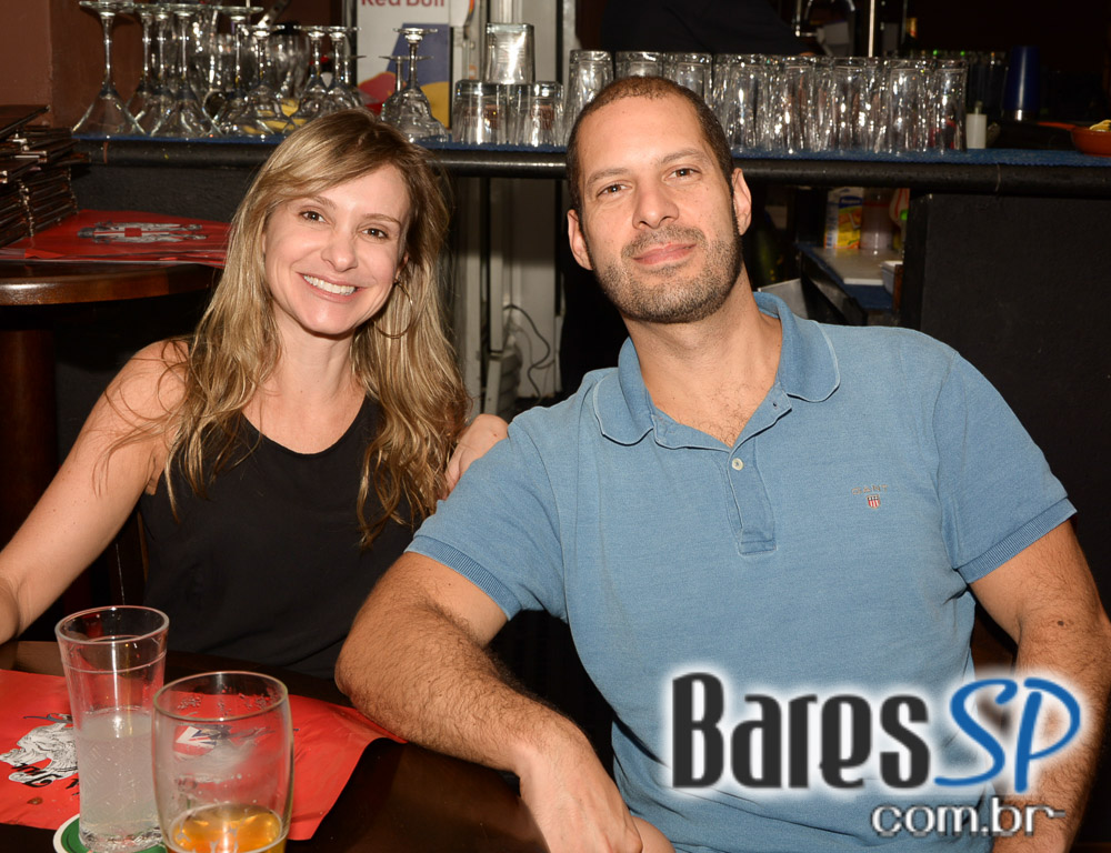 Banda HardStuff comandou a noite de sexta com muito rock no palco do Gillan's Inn Banda HardStuff comandou a noite de sexta com muito rock no palco do Gillan's Inn