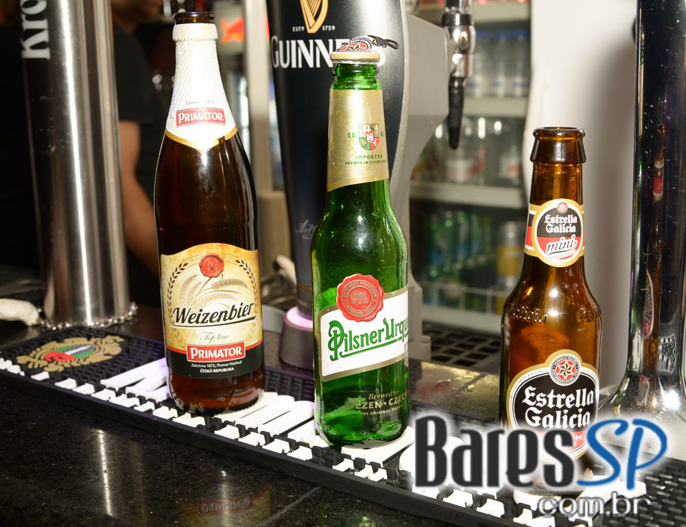 Banda Hot Rocks apresentou o melhor do rock'n'roll no palco do Gillan's Inn Banda Hot Rocks apresentou o melhor do rock'n'roll no palco do Gillan's Inn