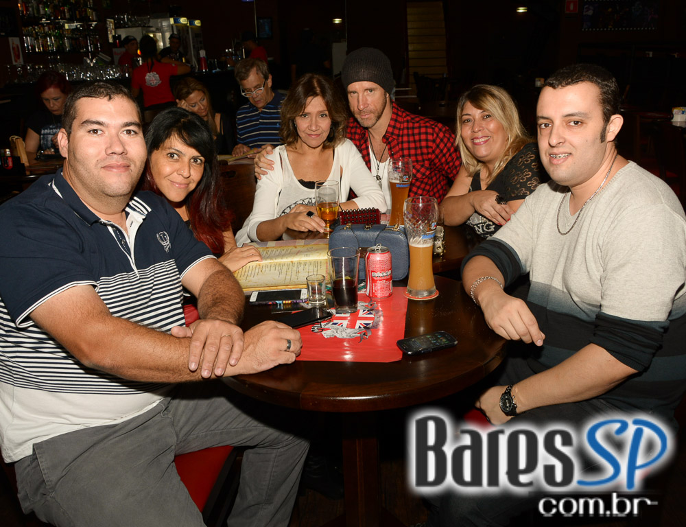 Banda Hot Rocks apresentou o melhor do rock'n'roll no palco do Gillan's Inn Banda Hot Rocks apresentou o melhor do rock'n'roll no palco do Gillan's Inn