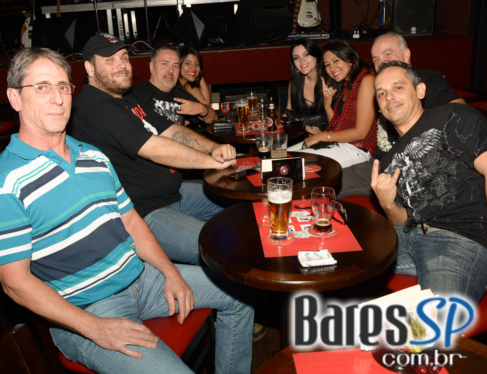Banda Hot Rocks apresentou o melhor do rock'n'roll no palco do Gillan's Inn Banda Hot Rocks apresentou o melhor do rock'n'roll no palco do Gillan's Inn