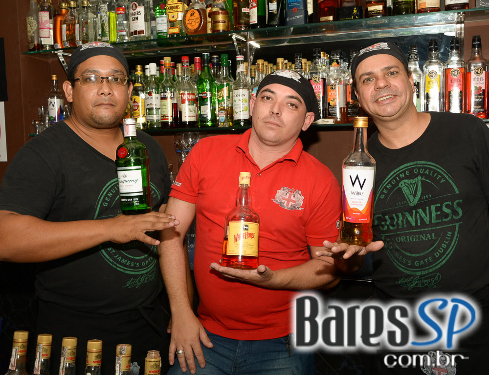 Banda Hot Rocks apresentou o melhor do rock'n'roll no palco do Gillan's Inn Banda Hot Rocks apresentou o melhor do rock'n'roll no palco do Gillan's Inn