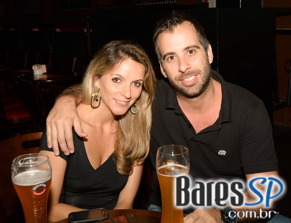 Banda Hot Rocks apresentou o melhor do rock'n'roll no palco do Gillan's Inn Banda Hot Rocks apresentou o melhor do rock'n'roll no palco do Gillan's Inn