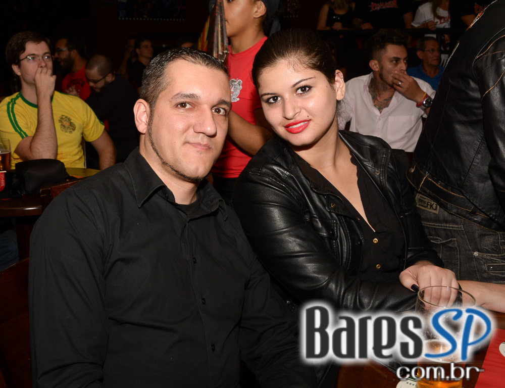 Banda Primator e Dark Avenger se apresentaram no palco do Gillan's Inn Banda Primator e Dark Avenger se apresentaram no palco do Gillan's Inn