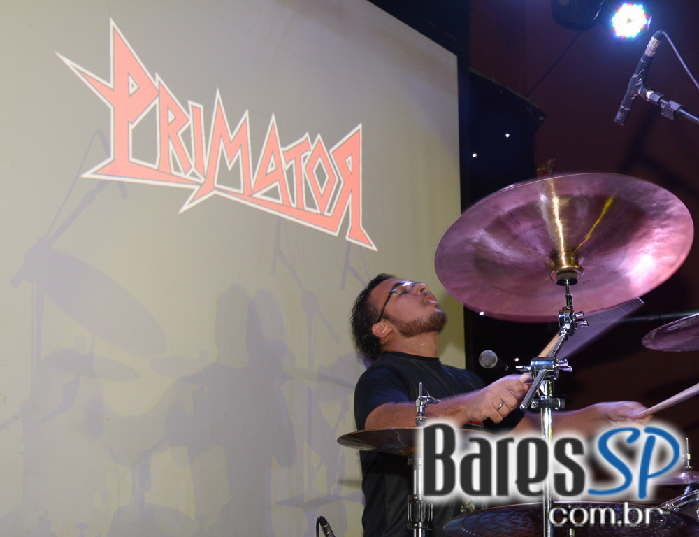 Banda Primator e Dark Avenger se apresentaram no palco do Gillan's Inn Banda Primator e Dark Avenger se apresentaram no palco do Gillan's Inn