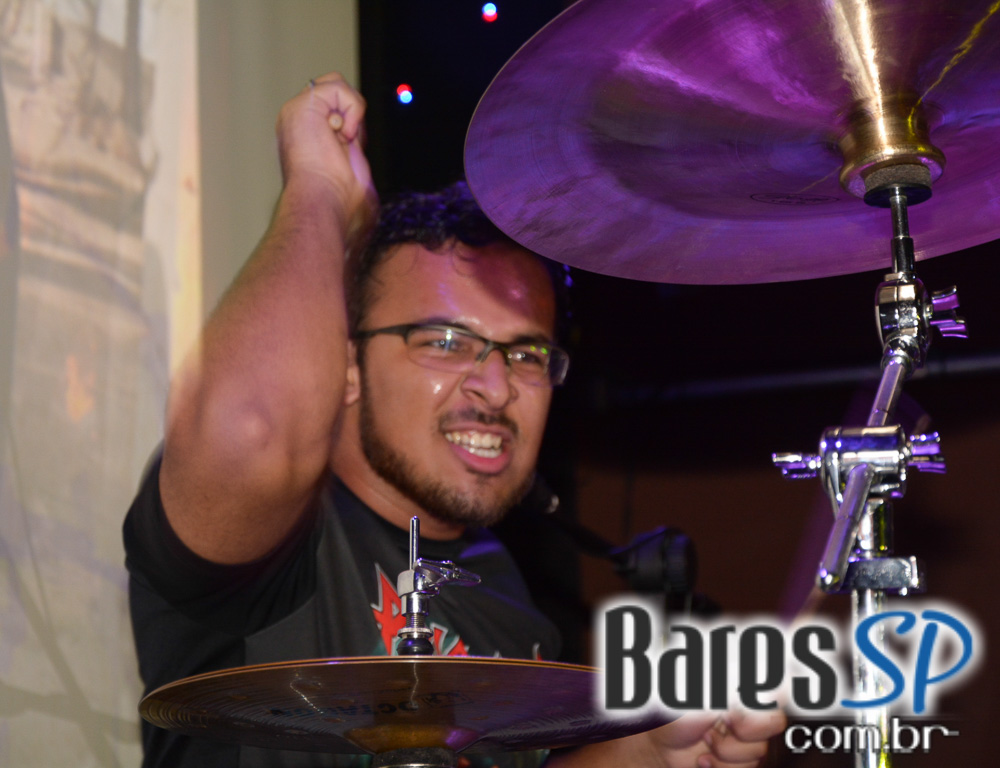 Banda Primator e Dark Avenger se apresentaram no palco do Gillan's Inn Banda Primator e Dark Avenger se apresentaram no palco do Gillan's Inn