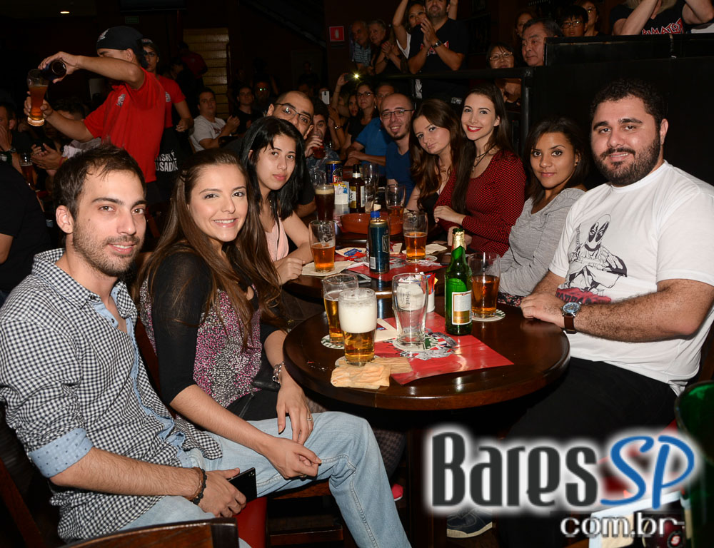 Banda Primator e Dark Avenger se apresentaram no palco do Gillan's Inn Banda Primator e Dark Avenger se apresentaram no palco do Gillan's Inn