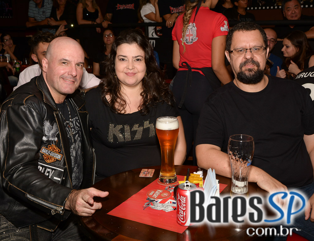 Banda Primator e Dark Avenger se apresentaram no palco do Gillan's Inn Banda Primator e Dark Avenger se apresentaram no palco do Gillan's Inn