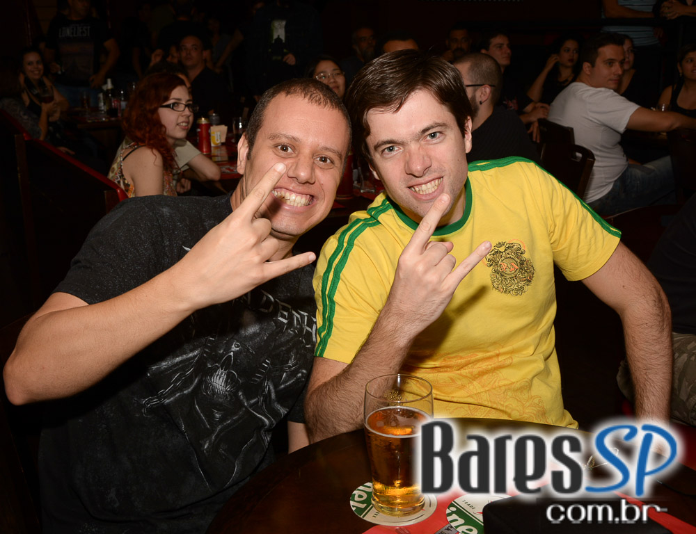 Banda Primator e Dark Avenger se apresentaram no palco do Gillan's Inn Banda Primator e Dark Avenger se apresentaram no palco do Gillan's Inn