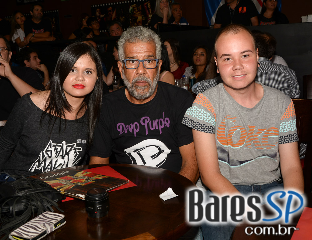 Banda Primator e Dark Avenger se apresentaram no palco do Gillan's Inn Banda Primator e Dark Avenger se apresentaram no palco do Gillan's Inn