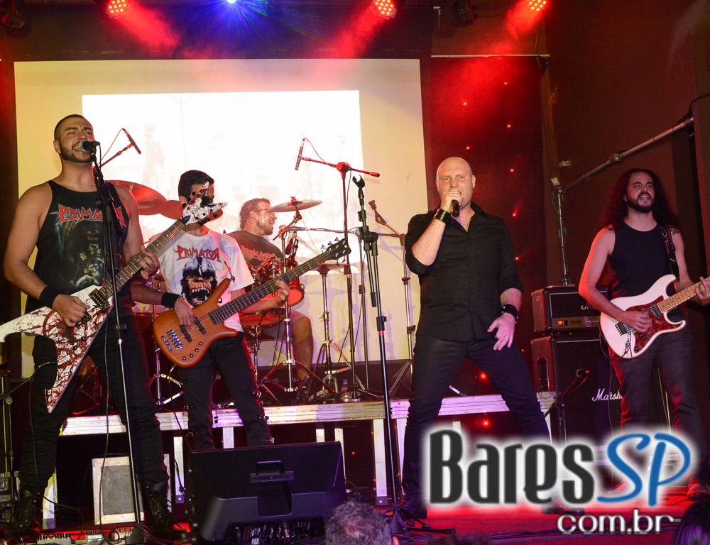 Banda Primator e Dark Avenger se apresentaram no palco do Gillan's Inn Banda Primator e Dark Avenger se apresentaram no palco do Gillan's Inn