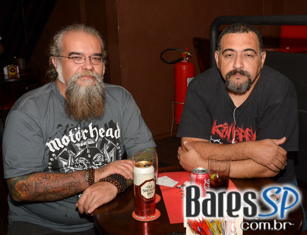 Banda Primator e Dark Avenger se apresentaram no palco do Gillan's Inn Banda Primator e Dark Avenger se apresentaram no palco do Gillan's Inn