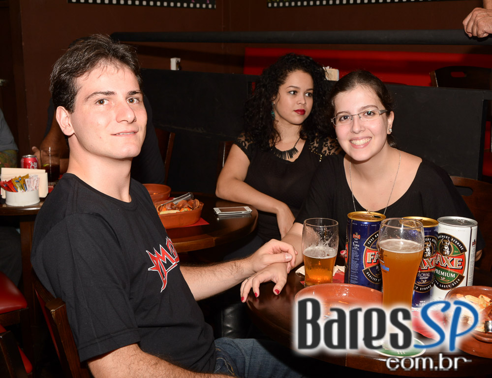 Banda Primator e Dark Avenger se apresentaram no palco do Gillan's Inn Banda Primator e Dark Avenger se apresentaram no palco do Gillan's Inn