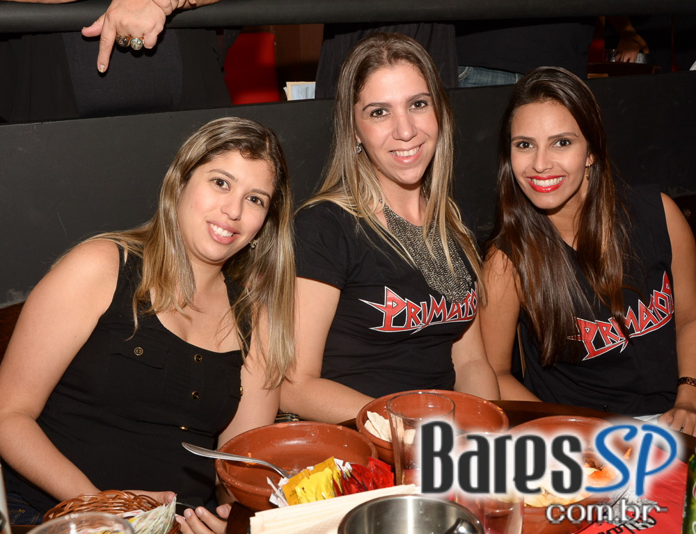 Banda Primator e Dark Avenger se apresentaram no palco do Gillan's Inn Banda Primator e Dark Avenger se apresentaram no palco do Gillan's Inn