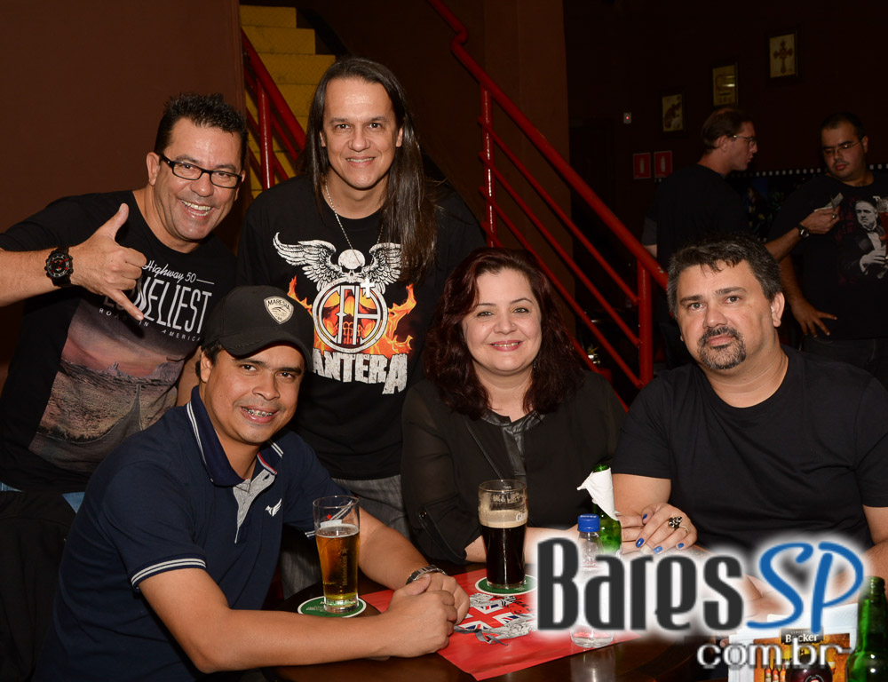 Banda Primator e Dark Avenger se apresentaram no palco do Gillan's Inn Banda Primator e Dark Avenger se apresentaram no palco do Gillan's Inn