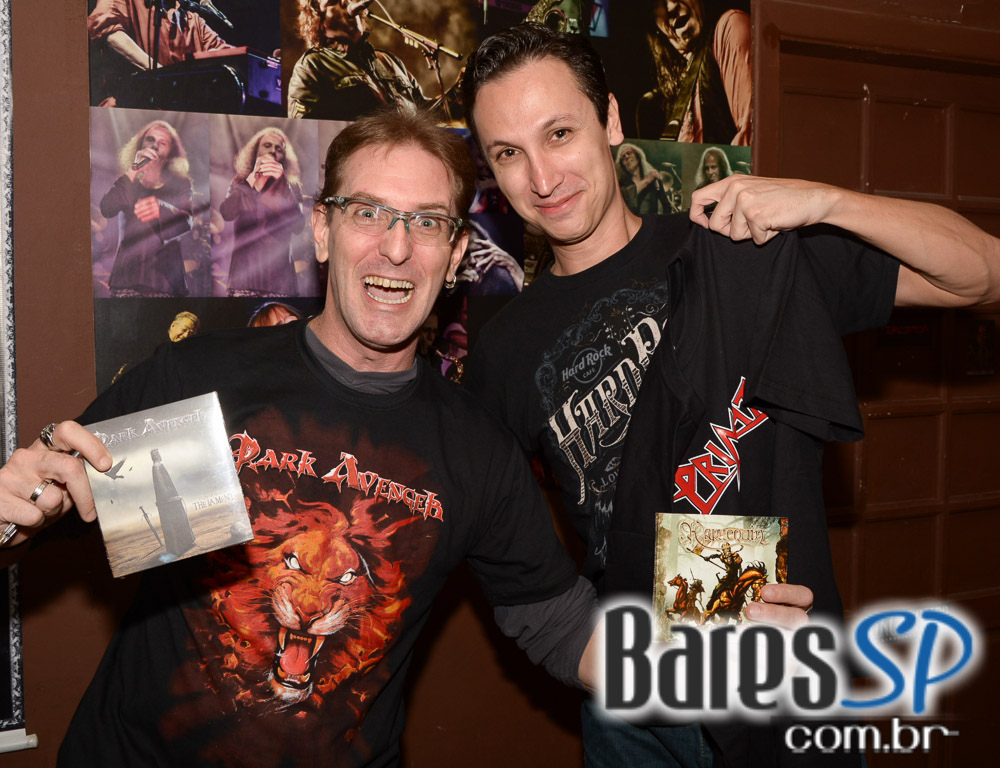 Banda Primator e Dark Avenger se apresentaram no palco do Gillan's Inn Banda Primator e Dark Avenger se apresentaram no palco do Gillan's Inn