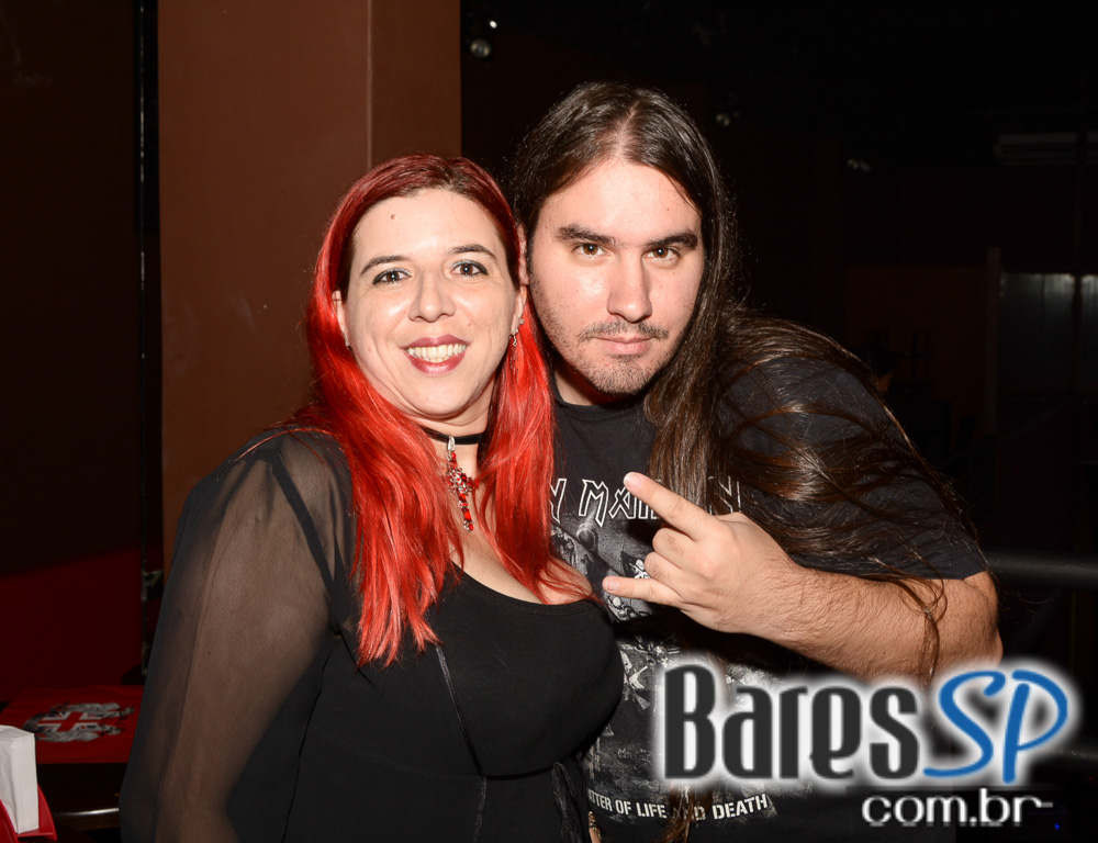 Banda Primator e Dark Avenger se apresentaram no palco do Gillan's Inn Banda Primator e Dark Avenger se apresentaram no palco do Gillan's Inn