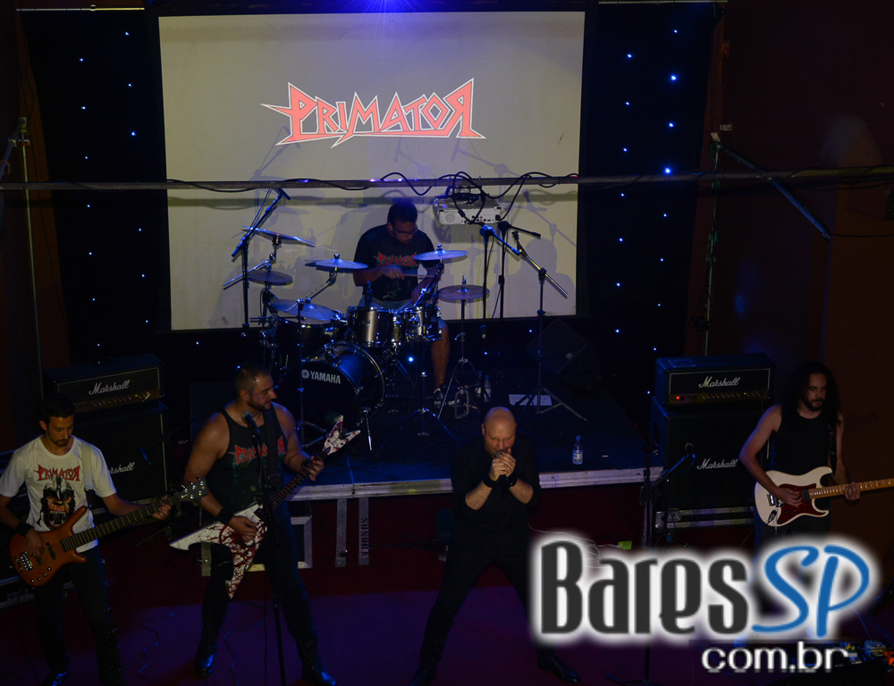 Banda Primator e Dark Avenger se apresentaram no palco do Gillan's Inn Banda Primator e Dark Avenger se apresentaram no palco do Gillan's Inn