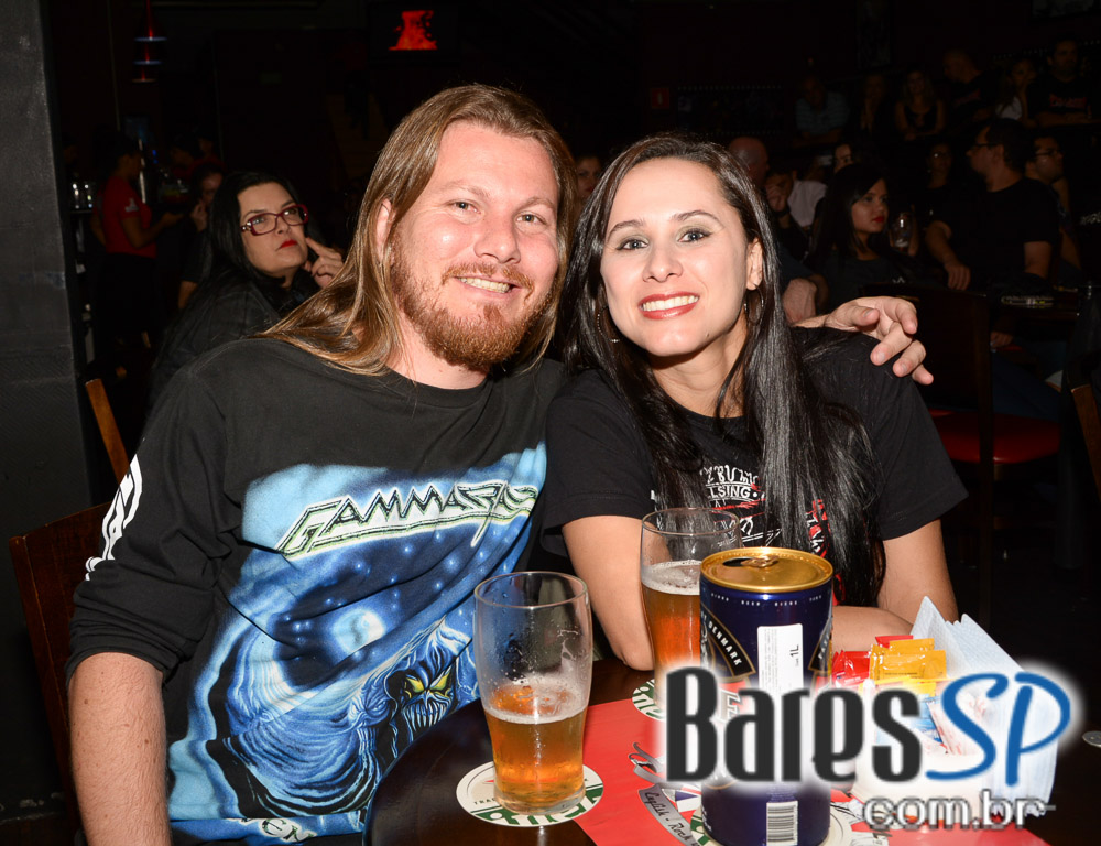 Banda Primator e Dark Avenger se apresentaram no palco do Gillan's Inn Banda Primator e Dark Avenger se apresentaram no palco do Gillan's Inn