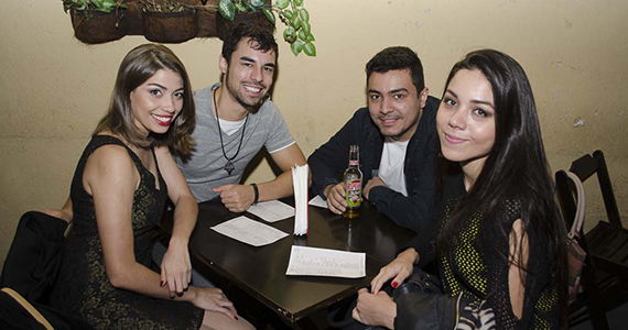 Cantor Renato Tobias animou a noite com muita música no Bar FM 444